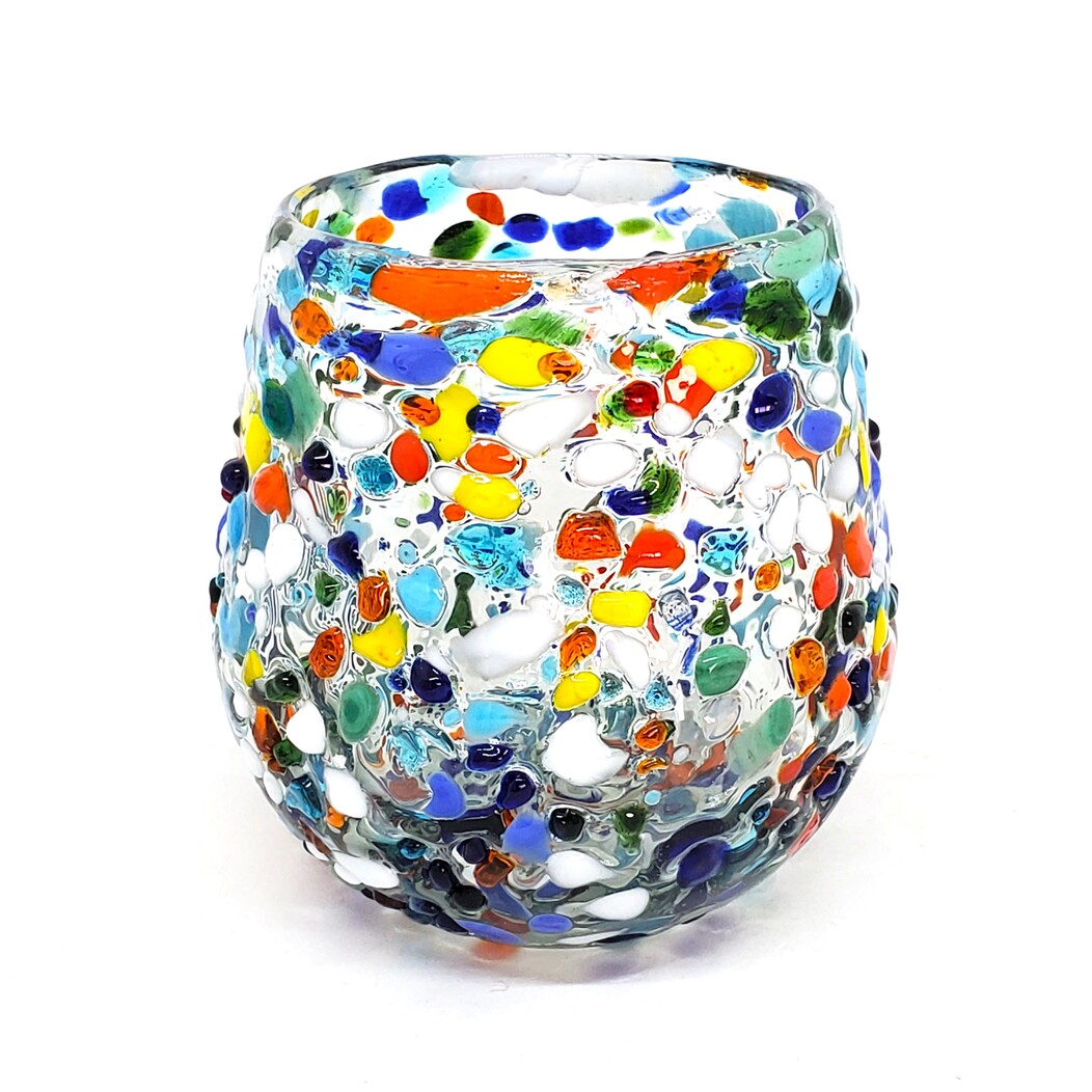 Novedades / Confetti Rocks 16 oz Stemless Wine Glasses (set of 6) / Let the spring come into your home with this colorful set of glasses. The multicolor glass rocks decoration makes them a standout in any place.